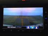 【バックカメラ】運転が苦手な方も車庫入れラクラクです!ギアをリバースに入れれば自動的に切り換わりますので、面倒な操作は不要です♪狭い駐車場もお車を傷つけず安心ですね!