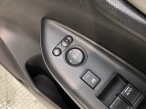 狭い駐車場で便利な電動格納ドアミラーが付いています。
