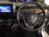【ハンドル】運転にかかわる様々な操作を安全に行えるように視点移動が少なく操作性に配慮されたスイッチ類が凝縮されたコックピットです。