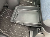 助手席アンダーボックス