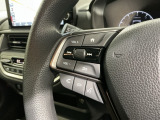 ステアリングにオーディオ操作スイッチが付いています。オーディオ画面に直接タッチしなくても操作が出来ますので、運転に集中できます。