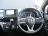 デイズの運転席廻りになります。ひじ掛けや収納など便利な装備がついてます!