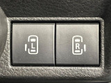 【両側パワースライドドア】スマートキーや運転席のスイッチで後席両側スライドドアの開閉が可能♪電動だから力を入れてドアを開ける必要が無く、小さなお子様でも簡単に開け閉めでき快適です♪