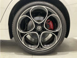 アルミホイール【左リア】255/35R19 AlfaRomeoのアルミホイールは、見た目のデザイン性だけでなく、鋭いハンドリングやトラクションといった走行性能の向上に貢献しています。