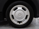 ホイールは車のデザインにマッチした専用タイプです。