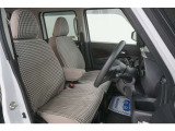 運転席のスペースはゆったりしていて、視界も広く確保されているので普段の運転からロングドライブまで快適です。