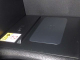 ワイヤレス充電機能で接続の手間いらず。スマートフォンなどをワイヤレスで充電可能です。