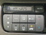 【オートエアコン】一度お好みの温度に設定すれば、車内の温度を検知し風量や温度を自動で調整。暑い&hellip;寒い&hellip;と何度もスイッチ操作をする必要はありません。快適な車内空間には必須の機能ですね♪
