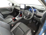 シンプルで使いやすいデザインの運転席です。