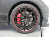 機敏さを引き立てる純正アルミ 235/40 R19 装着!