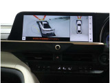 サイドクリアランスビュー表示中に、旋回時の運転操作に合わせて自動で車両を斜め後方から見たような映像を表示。