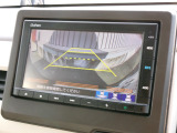 バックカメラの画像です。ガイドラインがスムースな車庫入れをサポートいたします。車庫入れの安心感がアップしますね。