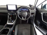革巻きステアリングで快適な操作性の運転席です。