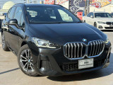 【BMWの伝統-1】BMWの特徴的な&ldquo;キドニーグリル&rdquo;は、80年以上続く伝統の形でございます。変わらないこだわりのデザインが、プレミアムブランド&ldquo;BMW&rdquo;を創り出します。