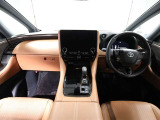 上質で落ち着いた印象のインパネ。視界も広々で運転しやすいです。