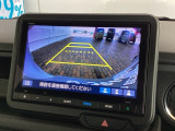 リバースギアに入れるだけで後方の表示へ切り替わります。夜間や雨の日の駐車も楽になりますよ。