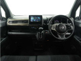 視界広々で非常に運転しやすくロングドライブでも疲れを感じさせないすっきりとまとまったインパネ周りです。