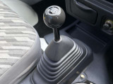5速MT車ならではの「運転する楽しさ」を感じられる1台です!シンプルで扱いやすいシフトフィールで、軽トラックらしいダイレクトな操作感も魅力♪お仕事用はもちろん、趣味やセカンドカーとしても人気のMT仕様です