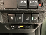 衝突の危険がある時に警告してくれる衝突軽減ブレーキ。車線を外れそうな時に警告し、ステアリング制御してくれる路外逸脱制御機能搭載!