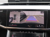 4台の広角サラウンドビューカメラが、車両の全周囲360度を瞬時に捉え、様々な角度からの映像を映し出し、駐車時の操作がより簡単になります。ギアをリバースに入れるか、センターコンソールのボタンで起動します。