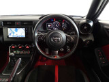 革巻きステアリングで快適な操作性の運転席です。