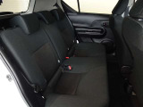 広いとは言えませんが3名乗車できるセカンドシートです。