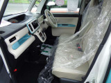 大事な人を乗せる助手席はこちら。ぜひリラックスしてお乗りください。納車前の内覧も大歓迎です。