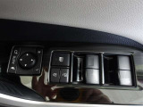 パワーウィンドウスイッチで運転席から全席の窓の開閉ができます。