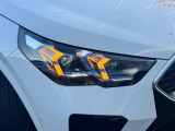 LEDヘッドライト。先進のLEDテクノロジーを採用。照射される白色光の周波特性は太陽に近く、バイキセノンヘッドライトを上回るコントラストでさらに明るく輝きます。悪天候の日でも優れた視認性を発揮します。
