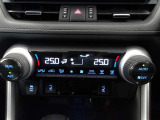 オートエアコンです。車内を設定温度に保ち、快適空間をキープします。
