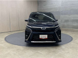 お車購入のポイントとなるフロントマスクです!シャープな目つきが印象的なデザインのヘッドランプです。