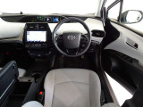 革巻き(合皮製)ステアリングで快適な操作性の運転席です。