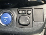 電動格納式ドアミラー付き。 狭い駐車場へ停めた時に、ボタン1つで左右のミラーをたたむ事ができます。