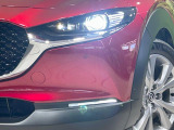 【LEDヘッドライト】悪天候や夜間走行時も良好な視界を確保し安心して運転できる高輝度LEDヘッドライトを装備!点灯速度が早く、消費電力も抑えられています。