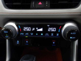 オートエアコンです。車内を設定温度に保ち、快適空間をキープします。
