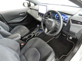 シンプルで使いやすいデザインの運転席です。