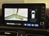 リバースギアに入れるだけで後方の表示へ切り替わります。夜間や雨の日の駐車も楽になりますよ。