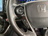ステアリングにオーディオ操作スイッチが付いています。オーディオ画面に直接タッチしなくても操作が出来ますので、運転に集中できます。