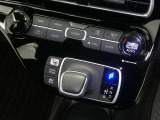 【オートエアコン】車内温度を感知して自動で温度調整をしてくれるのでいつでも快適な車内空間を創り上げます!どの席に座っても快適なドライブが楽しめます♪