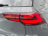 LEDテールランプ(ダイナミックターンインジケーター付き)特徴的な配光パターンによって後続車からの視認性が高まり、万一の追突の危険性を軽減します。