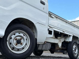 軽トラックらしいコンパクトなボディで、狭い道や現場でも扱いやすい1台!小回りも良く、普段使いからお仕事用まで幅広く活躍してくれます♪シンプルなスチールホイール仕様で、実用性重視の方にもおすすめ。