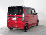 プライバシーガラスが装備されています。外を見るときには気にならずに、後方車両からは車内が見えにくい設計です、周りを気にせず、快適に運転できますよ。