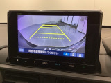リバースギアに入れるだけで後方の表示へ切り替わります。夜間や雨の日の駐車も楽になりますよ。