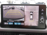 マルチビューカメラ搭載。車両前後左右に装備した4個のカメラで上空から見下ろしたように路面を映し出す「グラウンドビュー」などの高精細な映像をボタン操作で状況に応じナビ画面に表示します。