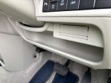 軽でも広々使えるフットブレーキ!助手席との移動も可能で、使用空間広々です♪