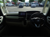 大きなフロントガラスで広々とした視界の運転席まわりです。