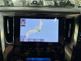 ディスプレイオーディオやカーナビは、現代のドライブにおいて欠かせない装備のひとつです。初めての場所でも迷いにくく、快適なルート案内で運転をサポートします。移動中のエンターテインメント性も高まります。