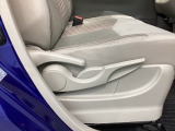 シートハイトアジャスターが付いているので運転姿勢を調整するのに便利ですね。身長に合ったシートポジションは安全運転や疲労軽減にもつながります。