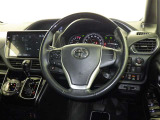 運転席まわりです。 各操作スイッチは使いやすい位置に配置されてます。