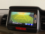【バックカメラ】リバースにするだけで映ります、後方の安全確認や、狭い駐車場での車庫入れ、雨の日や夜間など視界の悪い時に便利です!安全にバックする為には欠かせない装備です。